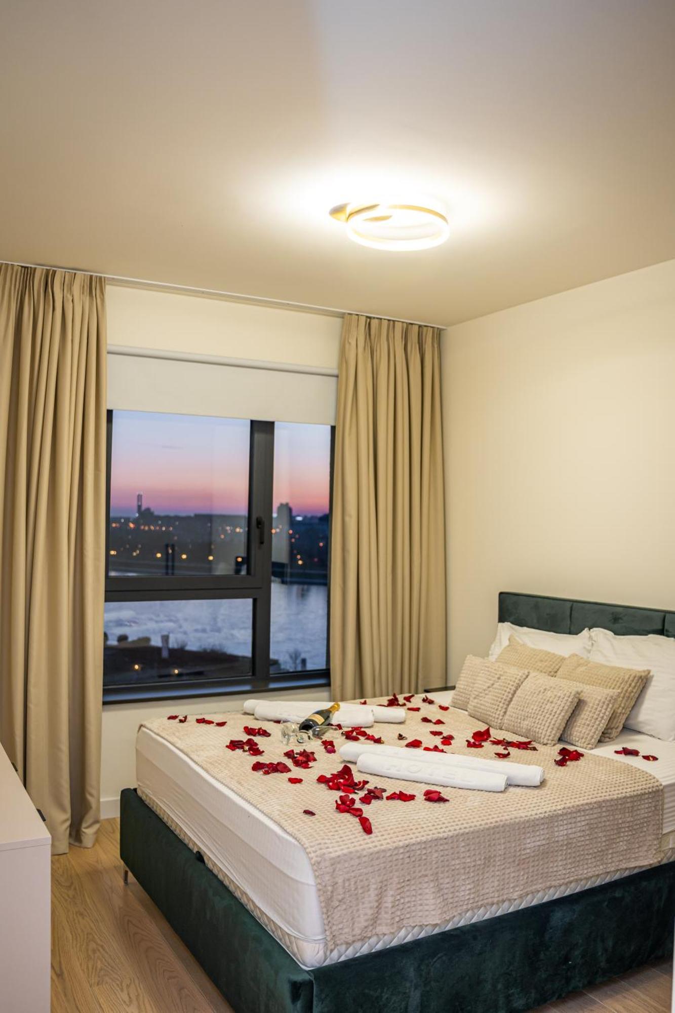 Sinfonia Lux 802 Apartment